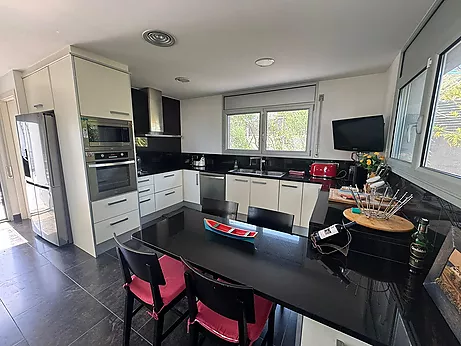 Magnífic xalet  en venda, situat al Port de la Selva, a la tranquil·la zona de Cap de Vol, amb unes espectaculars vistes al mar.