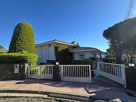 Charmante maison individuelle de deux étages à vendre.