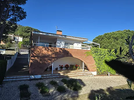 Charmante maison individuelle de deux étages à vendre.