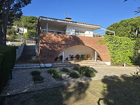 Charmante maison individuelle de deux étages à vendre.