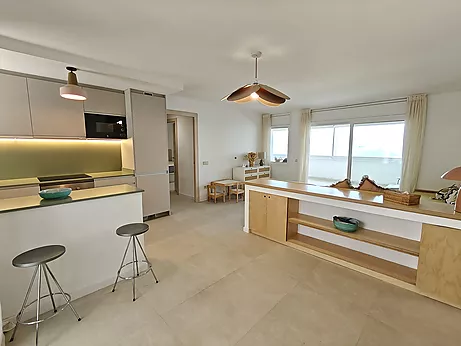 Magnifique appartement rénové en bord de mer avec piscine, disponible pour tout le mois de juillet.