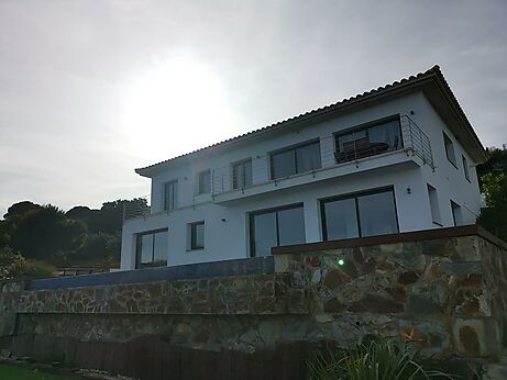 Magnificent property for sale with sea views.