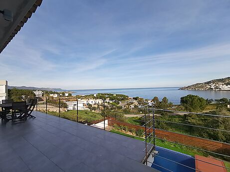 Magnificent property for sale with sea views.
