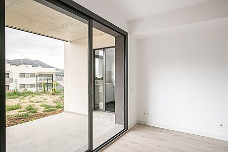 Ground floor with garden in new construction on the road to Cadaqués