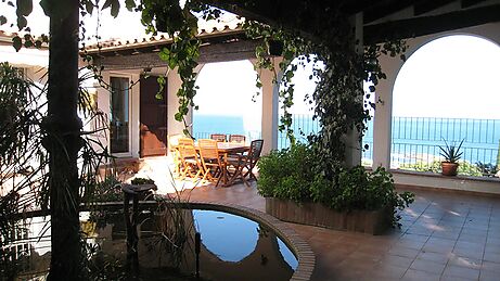 Casa amb magnifiques vistes al mar a la zona de Belesser