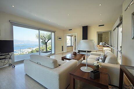 Fantastic property with unbeatable sea views in the Mirador area.
