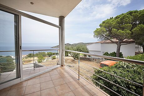 Magnificent villa for sale with sea views.