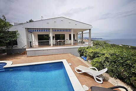 Magnificent villa for sale with sea views.