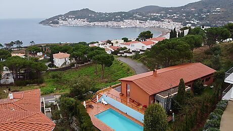 Spectacular villa for sale with sea views.