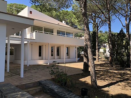Spectacular villa for sale with sea views
