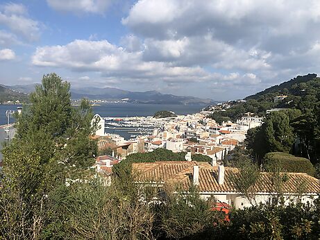 Terrain avec vue magnifique sur la mer