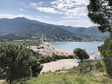 Terreny amb vistes al mar a la zona del Mirador.