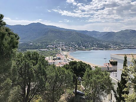 Terreny amb vistes al mar a la zona del Mirador.