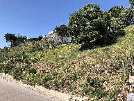 Terreny amb vistes al mar a la zona del Mirador.